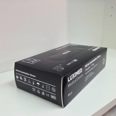Opakowanie czarnych rękawic nitrylowych Luximed w rozmiarze L.